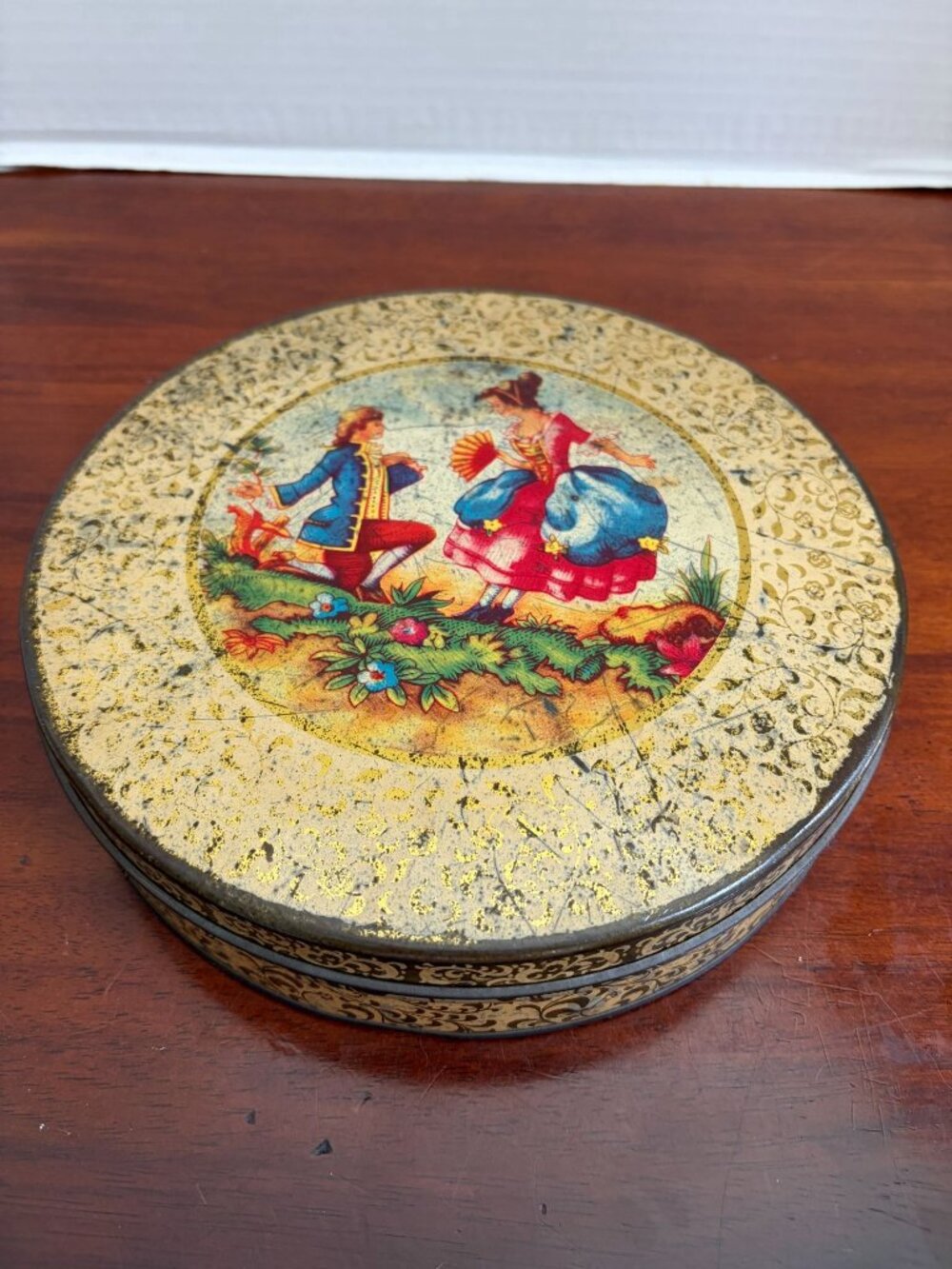 Vintage 9" Victorian Courting Couple Round Tin
